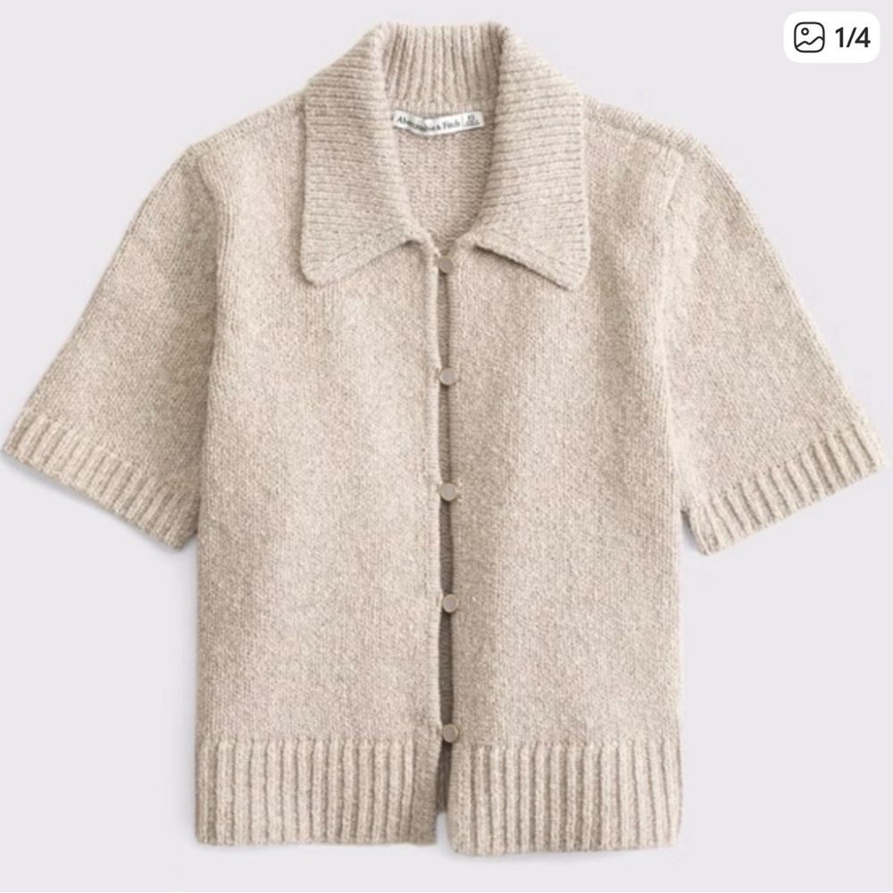 NWT AbercrombieWomen's Beige Short Sleeve Sweater. Size medium.